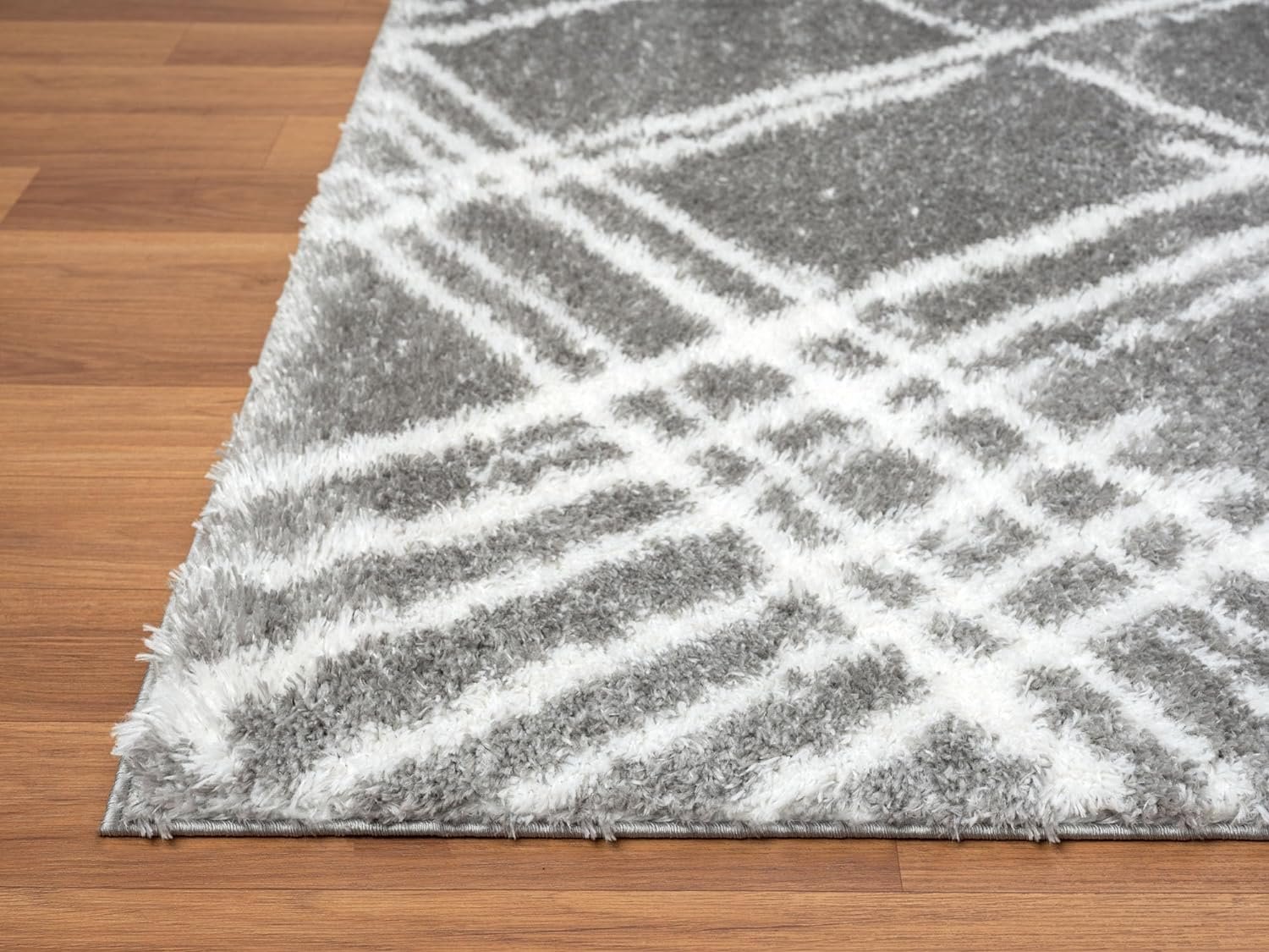 Modern Shaggy Rug - Luxurious Feel with Geometric Diamond Pattern