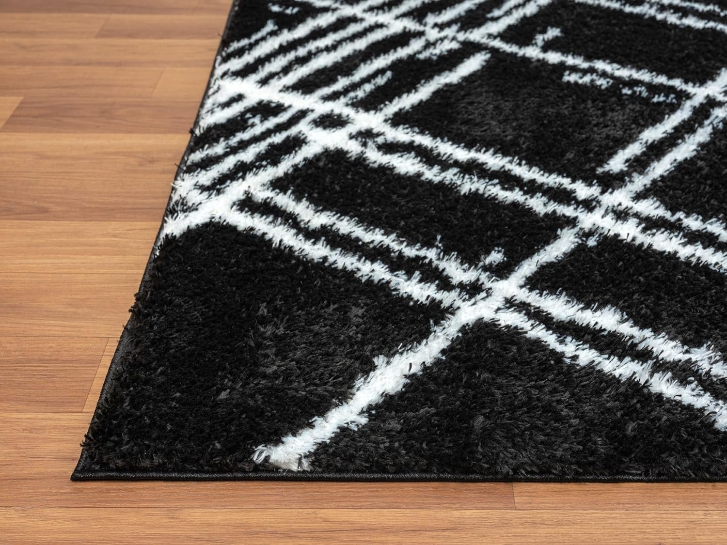 Modern Shaggy Rug - Luxurious Feel with Geometric Diamond Pattern