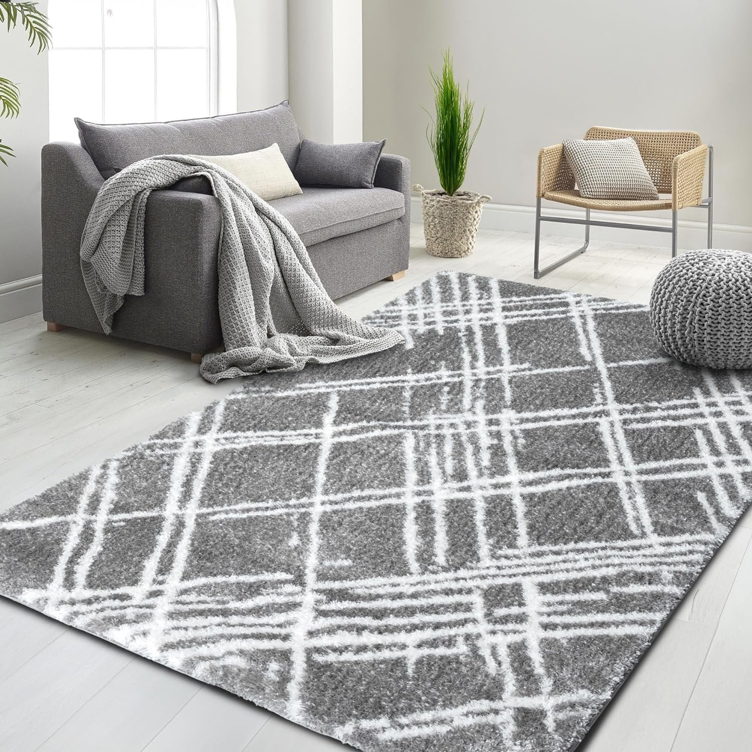Modern Shaggy Rug - Luxurious Feel with Geometric Diamond Pattern