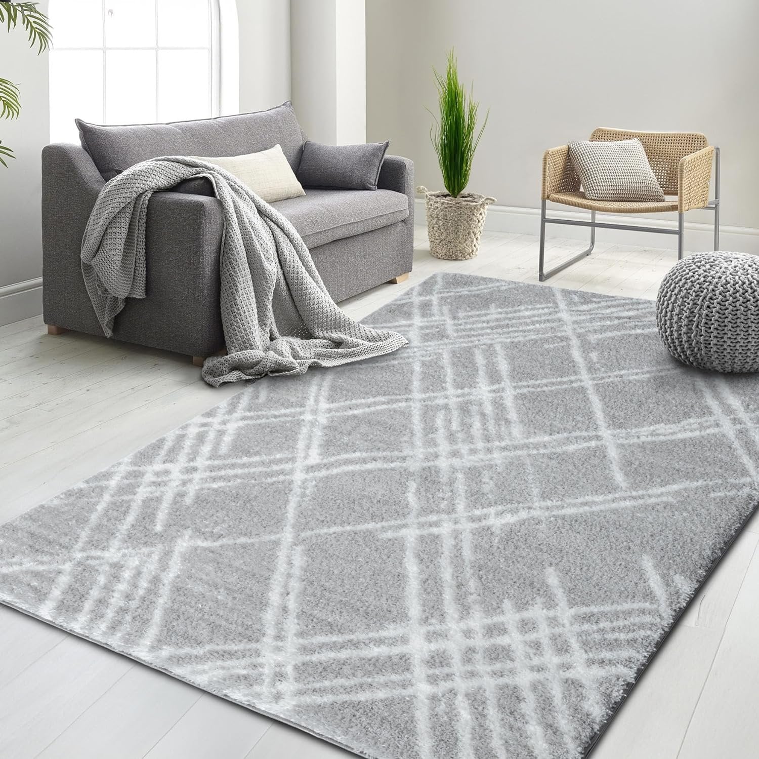 Soft and cozy shag rug with geometric diamond design