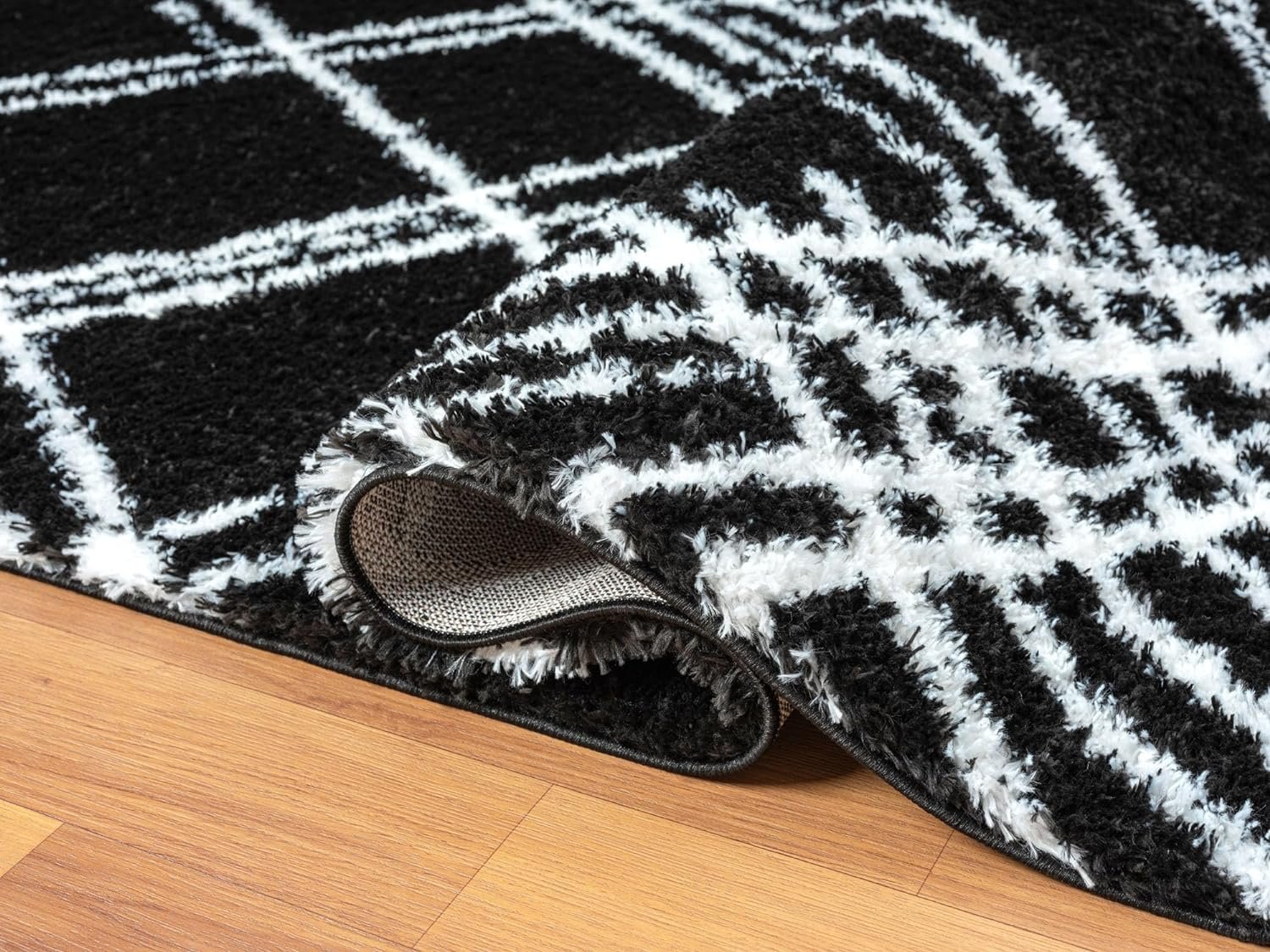 Modern Shaggy Rug - Luxurious Feel with Geometric Diamond Pattern
