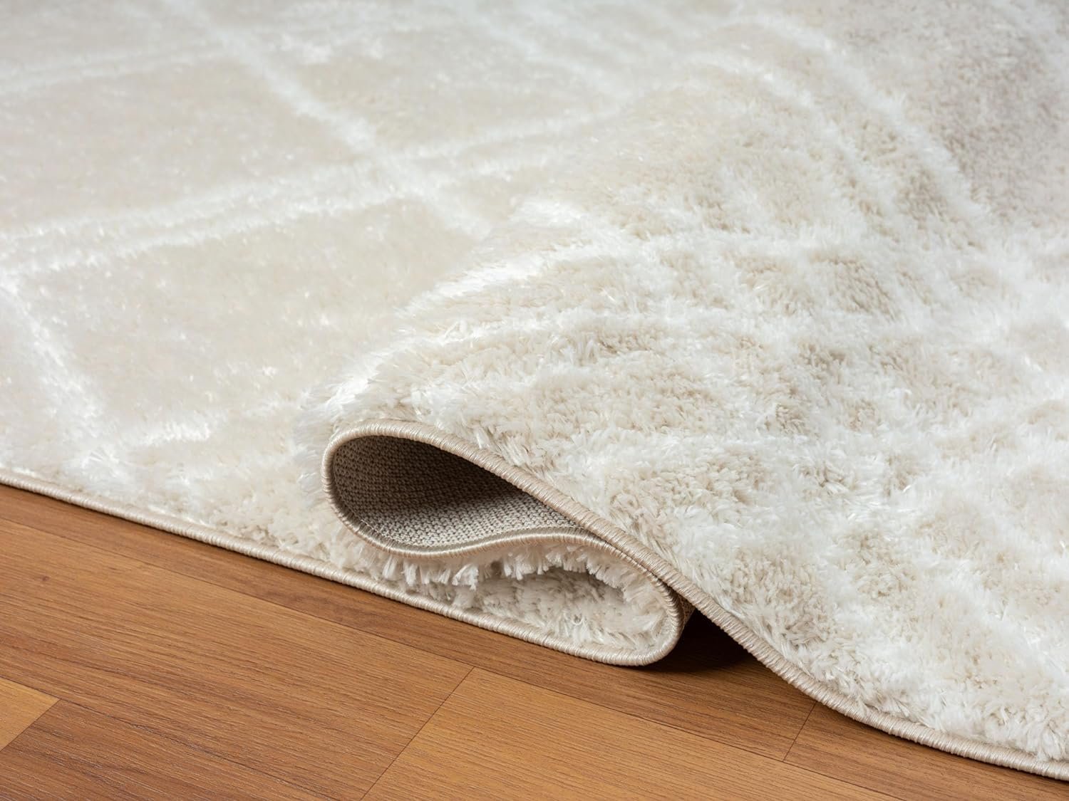 Modern Shaggy Rug - Luxurious Feel with Geometric Diamond Pattern