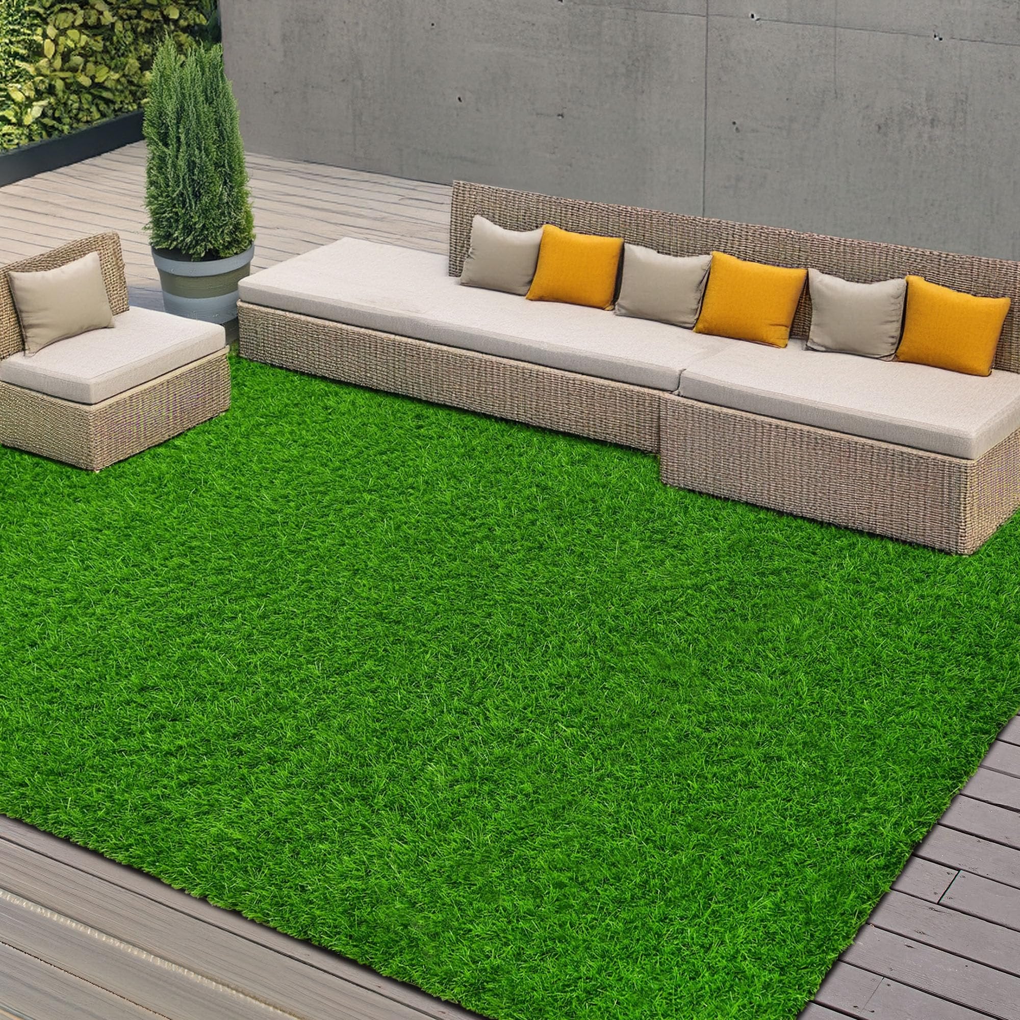 Indoor/outdoor fake grass rug with efficient drainage.
