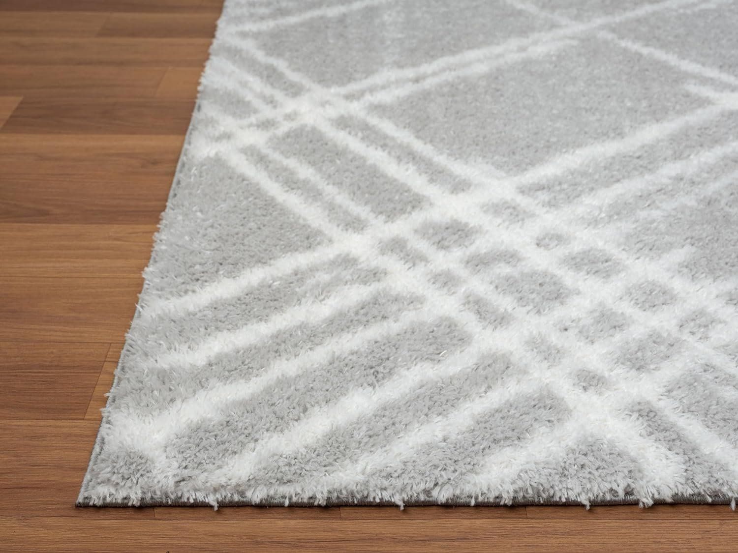 Modern Shaggy Rug - Luxurious Feel with Geometric Diamond Pattern