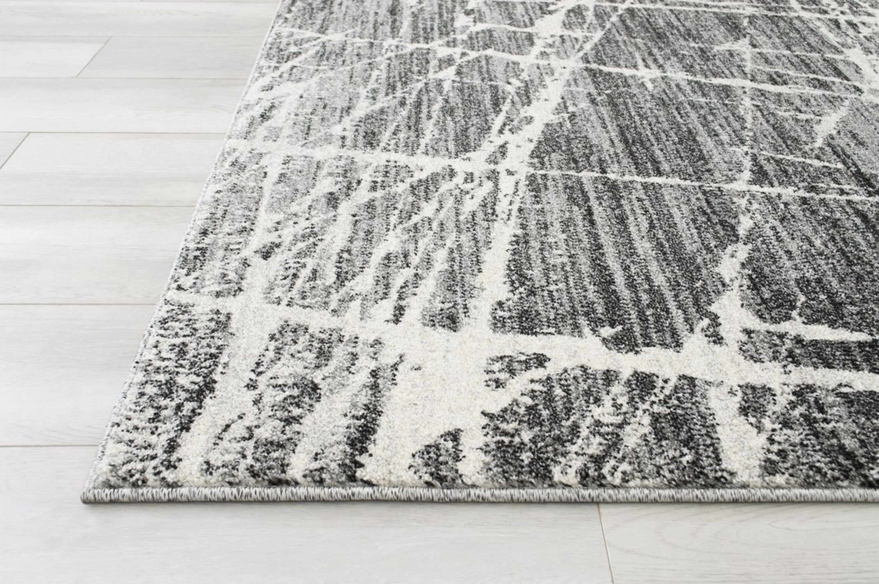 Silver/Ash Gray Thunder Pattern Fashion Rug (5 x 7 feet)
